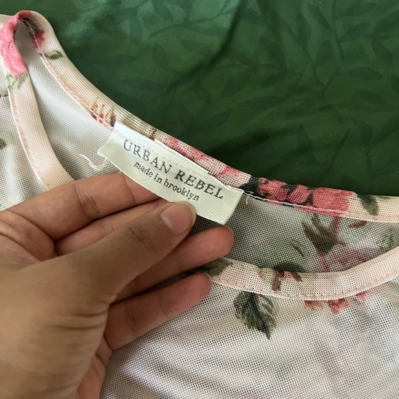 Mesh long sleeve top fit from small to large - Picture 6 of 7